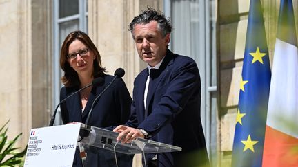 Christophe Béchu (à droite), nouveau ministre de la Transition écologique, lors de la passation de pouvoir avec l'ancienne ministre Amélie de Montchalin (à gauche), lundi 4 juillet 2022. (EMMANUEL DUNAND / AFP)