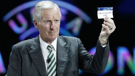 L'ancien footballeur &eacute;cossais Billy McNeill lors du tirage au sort de la Ligue des champions, &agrave; Monaco, le 29 ao&ucirc;t 2013. (VALERY HACHE / AFP)