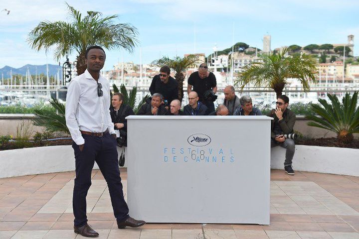 Marc Zinga prend la pause lors du photocall du film «Dheepan» de Jean-Jacques Audiard (qui a remporté la palme d'Or de cette édition) le 21 mai 2015 lors de la 68e édition du Festival de Cannes. (AFP PHOTO / ANNE-CHRISTINE POUJOULAT )