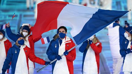 Kevin Rolland, porte-drapeau de la délégation tricolore lors de la cérémonie d'ouverture des Jeux de Pékin, le 4 février 2022. (MANAN VATSYAYANA / AFP)