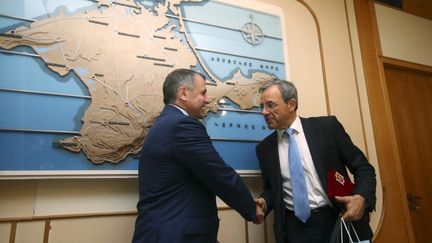 Le député LR Thierry Mariani (à droite) serre la main de&nbsp;Volodymyr Konstantinov, le&nbsp;président du Conseil d'Etat de la République de Crimée, à Simferopol, le 23 juillet 2015. (PAVEL REBROV / REUTERS)