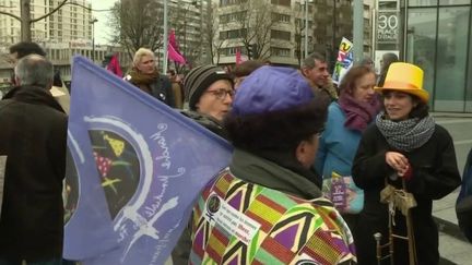 Le 8 mars 2020, journée internationale des droits des femmes, a été placé, en France, sous le signe de la convergence de toutes les luttes féministes. (France 2)