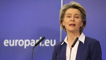 La présidente de la Commission européenne, Ursula Von Der Leyen lors d'une conférence de presse à Bruxelles (Belgique), le 20 janvier 2021. (DURSUN AYDEMIR / ANADOLU AGENCY / AFP)