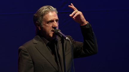 L'acteur et réalisateur Daniel Auteuil sur scène en tant que chanteur, aux Francofolies de La Rochelle, le 13 juillet 2021. (SADAKA EDMOND / SIPA)