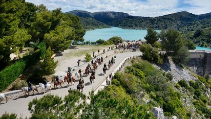 Traversée du barrage de Bimont, commune de Saint-MarcJaumegarde, massif de la Sainte Victoire
 (Lionel Roux/Théâtre du Centaure)