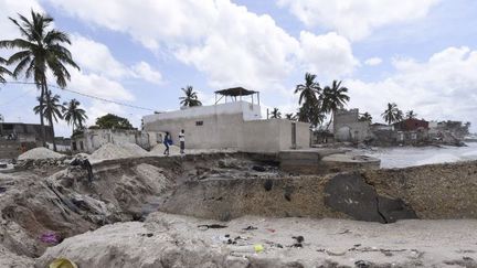 Une plage sénégalaise, prés de Dakar, endommagée par l'érosion. (SEYLLOU / AFP)