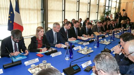 Le ministre de l'Economie, Bruno Le Maire, et sa secrétaire d'Etat, Agnès Pannier-Runacher, reçoivent le président du Medef, Geoffroy Roux de Bézieux, le 3 mars 2020 à Paris. (MICHEL STOUPAK / NURPHOTO / AFP)