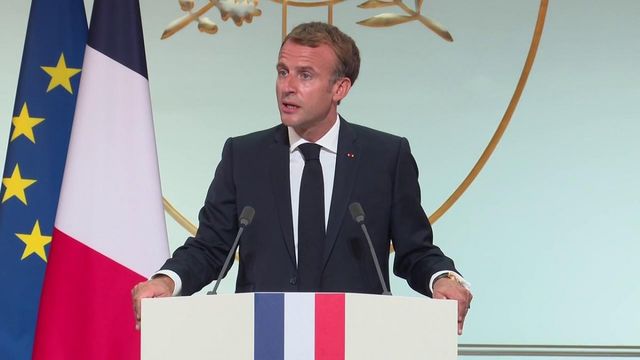 Emmanuel Macron interpellé par des harkis lors de son discours