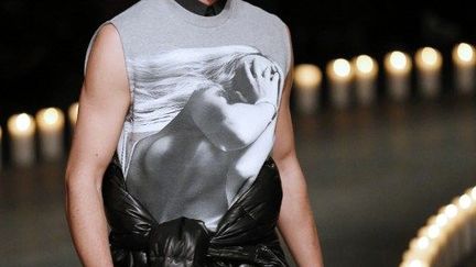 Chez Givenchy, Riccardo Tisci mixe des silhouettes reflétant "une élégance haute couture avec le prêt-à-porter de tous les jours et un streetwear urbain". Le monde de Tisci va du noir au blanc en passant par toutes les sortes de gris. Le créateur joue les contrastes de silhouettes (costards coupés au cordeau versus sportswear pour aller à la salle de gym) que de matières (cachemires contre cuirs ou tweeds).
 (PIERRE VERDY / AFP)