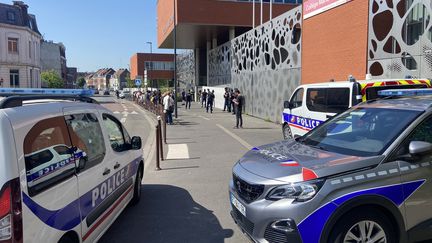 Une manifestation de soutien à une élève qui affirme être victime de harcèlement, le 31 mai 2023 devant le collège Marie-Curie de Tourcoing (Nord). (STEPHANE BARBEREAU / FRANCE BLEU NORD / MAXPPP)