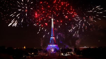 Des feux d'artifice au-dessus de la Tour Eiffel lors de la Fête nationale à Paris, le 14 juillet 2022. (GEOFFROY VAN DER HASSELT / AFP)