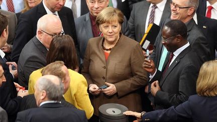 &nbsp; (Angela Merkel avec des parlementaires pendant le vote des mesures sur le droit d'asile © maxPPP)