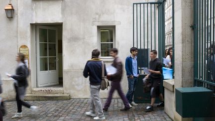 Des candidats au baccalaur&eacute;at sortent du lyc&eacute;e Lavoisier, &agrave; Paris, le 6 juillet 2012. (FRED DUFOUR / AFP)