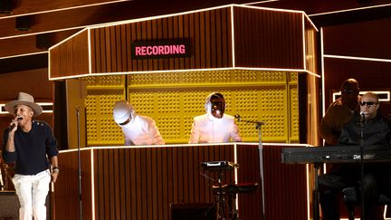 Daft Punk sur la scène des Grammy Awards, avec  Pharrell Williams et Stevie Wonder, le 26 janvier 2014 à Los Angeles
 (Kevork Djansezian / Getty Images / AFP)
