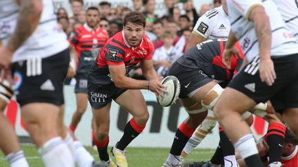 Antoine Dupont lors de la victoire toulousaine à Brive (7-45), le 15 octobre 2022. (DIARMID COURREGES / AFP)