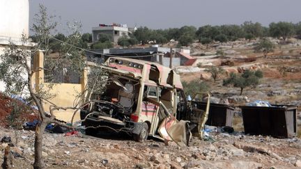 Une ambulance endommagée après une frappe aérienne sur un quartier rebelle d'Alep (Syrie), le 14 novembre 2016. (AHMED HASAN UBEYD / AFP)