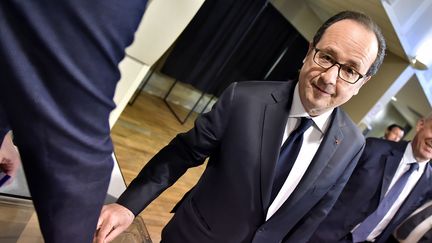 Le président de la République, François Hollande, vote à Tulle (Corrèze), le 23 avril 2017. (GEORGES GOBET / AFP)