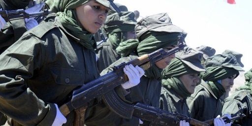 Des femmes soldats du Front Polisario paradent à Tifariti, lors du 35e anniversaire de la proclamation d'indépendance de la République arabe sahraouie démocratique, le 27 février 2011. (AFP PHOTO/ DOMINIQUE FAGET)