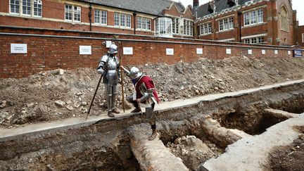 Des com&eacute;diens d&eacute;guis&eacute;s en chevaliers, le 11 septembre 2012, sur le site arch&eacute;ologique o&ugrave; ont &eacute;t&eacute; d&eacute;couverts les restes de Richard III et les cercueils, &agrave; Leicester (Royaume-Uni). (DARREN STAPLES / REUTERS)