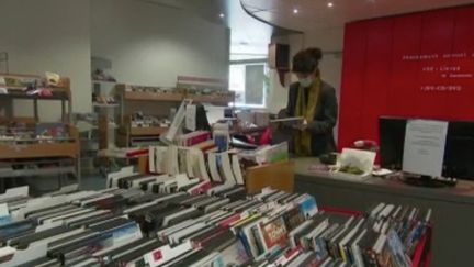 Les passionnés de littérature vont pouvoir retrouver un peu le moral au 11 mai : les médiathèques et bibliothèques devraient réouvrir. Une réouverture qui sera encadrée par des mesures sanitaires. (FRANCE 2)