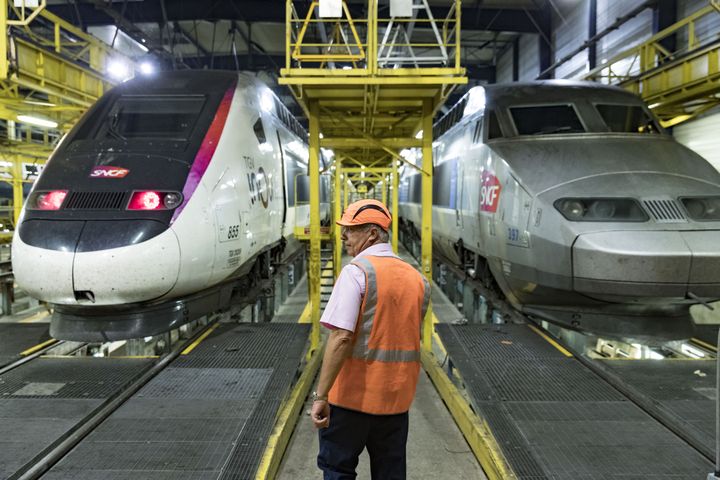 Un employé de la SNCF dans un centre de maintenance des rames de TGV, le 31 juillet 2018 à Châtillon (Hauts-de-Seine). (GEOFFROY VAN DER HASSELT / AFP)