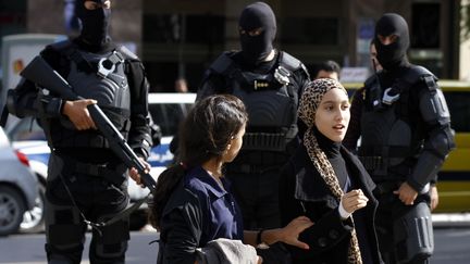 Des policiers cagoul&eacute;s dans les rues de Tunis (Tunisie), le 2 novembre 2013.&nbsp; (ANIS MILI / REUTERS)