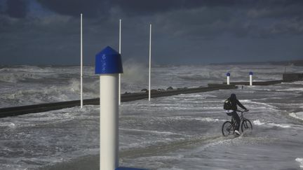 Le vent souffle au large de Boulogne-sur-Mer (Pas-de-Calais), le 11 février 2020. (MAXPPP)