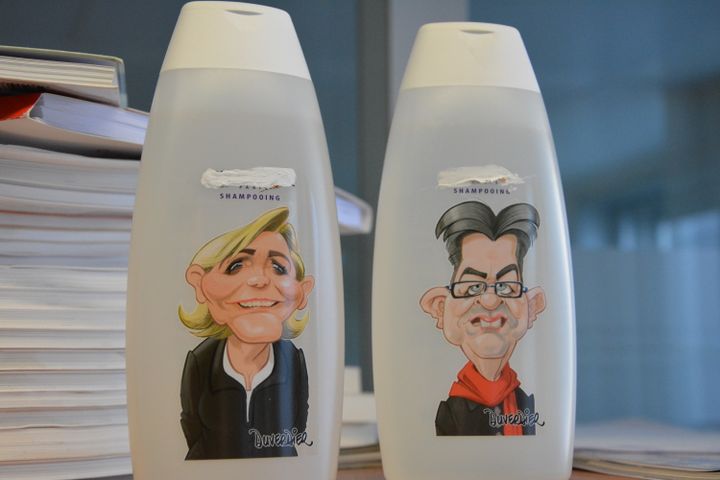 Deux des cinq flacons de shampooing offerts à Guy Birenbaum. (RADIO FRANCE / JEAN-CHRISTOPHE BOURDILLAT)