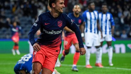 Antoine Griezmann célèbre son but lors de Porto-Atlético Madrid, le mardi 7 décembre 2021. (MIGUEL RIOPA / AFP)