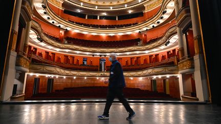 La scène vide du théâtre de la Sinne de Mulhouse (Haut-Rhin), le 29 octobre 2020. (SEBASTIEN BOZON / AFP)