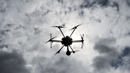 Un drone en plein ciel. (YE AUNG THU / AFP)