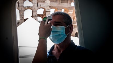 Une personne passe un test de température le 1er juin 2020 à l'entrée du Colisée de Rome (Italie). (ANDREA RONCHINI, RONCHINI / NURPHOTO)