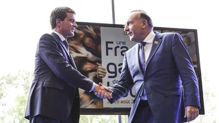 &nbsp; (Manuel Valls et le patron du Medef Pierre Gattaz lors de l'université d'été du Medef ©MaxPPP)