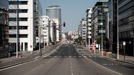 Le boulevard Marius Vivier Merle, à Lyon, déserté, le 19 mars 2020. (JEFF PACHOUD / AFP)