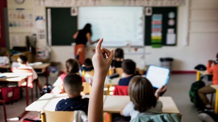 Des élèves travaillent dans la salle de classe d'une école primaire, le 2 septembre 2021 à Lyon. Photo d'illustration. (JEFF PACHOUD / AFP)