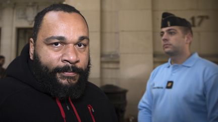 Dieudonn&eacute;, au tribunal de Paris, le 13 d&eacute;cembre 2013. (JOEL SAGET / AFP)