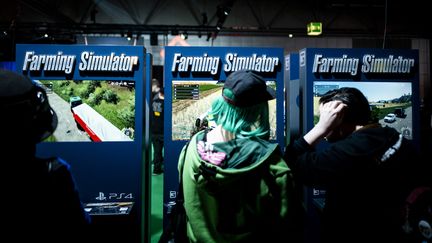 Des joueurs sur Farming Simulators à Leipzig (Allemagne).
 (ALEXANDER PRAUTZSCH / DPA via AFP)