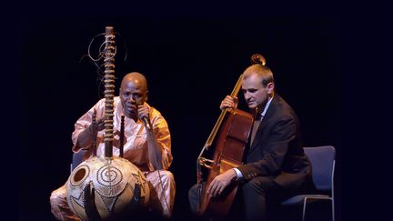 Ballaké Sissoko sur scène avec le violoncelliste Vincent Segal, le 9 septembre 2015 à Paris, au festival Jazz à la Villette (SADAKA EDMOND / SIPA)