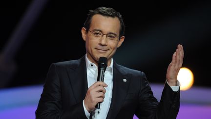 Jean-Luc Delarue pr&eacute;sente la c&eacute;r&eacute;monie des 25e Victoires de la Musique,&nbsp;le 6 mars 2010 au Z&eacute;nith &agrave; Paris. (LIONEL BONAVENTURE / AFP)