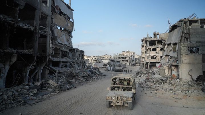 Un véhicule de l'armée israélienne passe entre les décombres d'immeubles à Rafah, dans la bande de Gaza, le 13 septembre 2024. (SHARON ARONOWICZ / AFP)