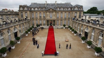 La pr&eacute;paration de la passation de pouvoirs entre Jacques Chirac et Nicolas Sarkozy&nbsp;dans la cour de l'Elys&eacute;e, &agrave; Paris, le 16 mai 2007. (PATRICK KOVARIK / AFP)