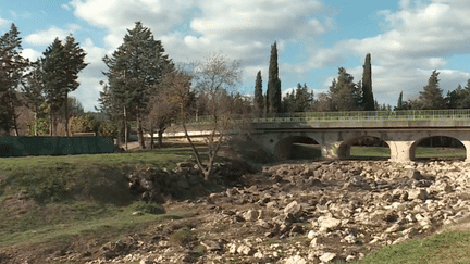 Dans le Var, certaines communes viennent de décider de geler toute nouvelle demande de permis de construire pour les 4 prochaines années. La raison : la population est déjà trop importante pour les faibles ressources en eau des nappes phréatiques. (FRANCE 3)