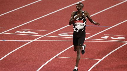 L'Ougandais Joshua Cheptegei lors de sa victoire au 5 000 m&nbsp;au&nbsp;meeting Ligue de diamant de Monaco, le 14 août 2020. (GUILLAUME HORCAJUELO / AFP)