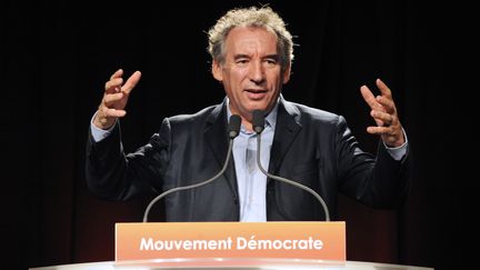 Fran&ccedil;ois Bayrou lors de son discours d'ouverture des&nbsp;universit&eacute;s de rentr&eacute;e du MoDem, le 28 septembre &agrave;&nbsp;Guidel (Morbihan). (FRED TANNEAU / AFP)