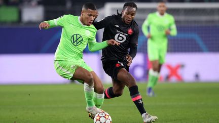 Le Lillois Renato Sanches au duel avec le milieu de terrain de Wolfbsurg, Aster Vranckx, lors du match Wolfsburg-Lille en Ligue des champions le 8 décembre. (RONNY HARTMANN / AFP)