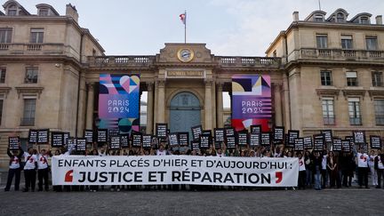 Manifestation des professionnels de l'ASE à Paris le 7 mai 2024. (LUDOVIC MARIN / AFP)