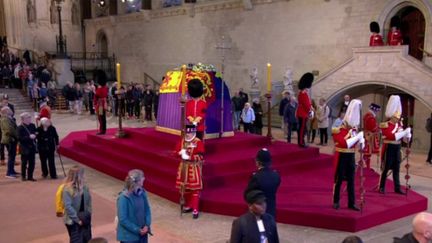 L'engouement populaire autour du décès de la reine est impressionnant.&nbsp;À tel point qu’Outre-Manche, des voix s'élèvent pour dire aussi qu'on en fait trop.&nbsp;En direct de Londres, samedi 17 septembre, nous retrouvons la journaliste&nbsp;Alexandra Lay&nbsp;qui donne plus de précisions à ce sujet. (FRANCE 3)