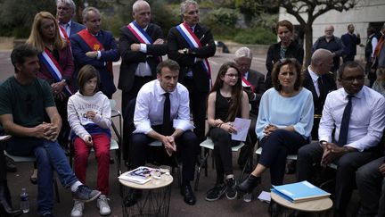 Emmanuel Macron et Pap Ndiaye sont en visite à Ganges (Hérault), le 20 avril 2023. (DANIEL COLE / POOL / AFP)