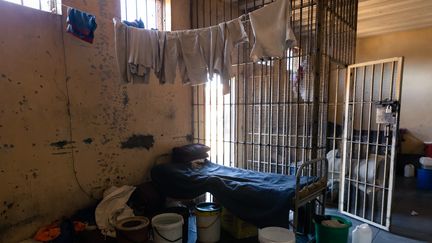 Des vêtements sèchent dans une cellule de la prison de Chikurubi, le 13 juin 2019. (JEKESAI NJIKIZANA / AFP)