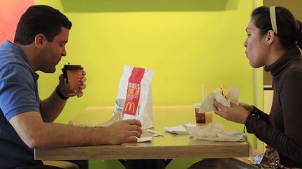 Un couple mange au McDonald's &agrave; New York (Etats-Unis), le 12 septembre 2012.&nbsp; (MARK LENNIHAN / SIPA / AP)